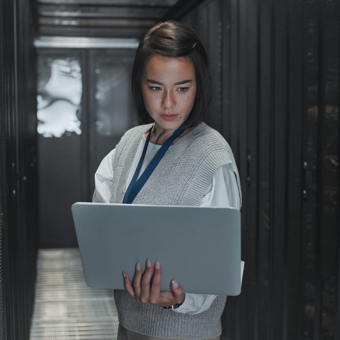 Administratrice réseau en salle serveur
